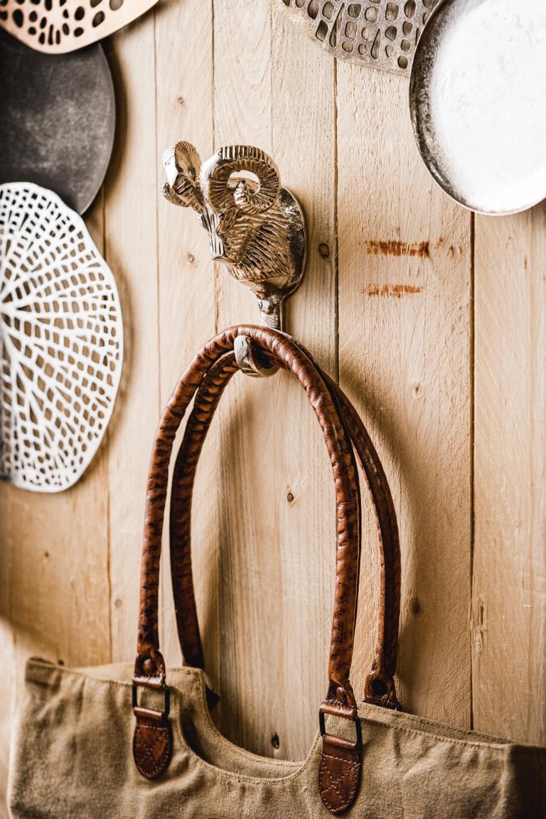 Haken / Wandhaken Widder aus Metall in der Farbe Silber