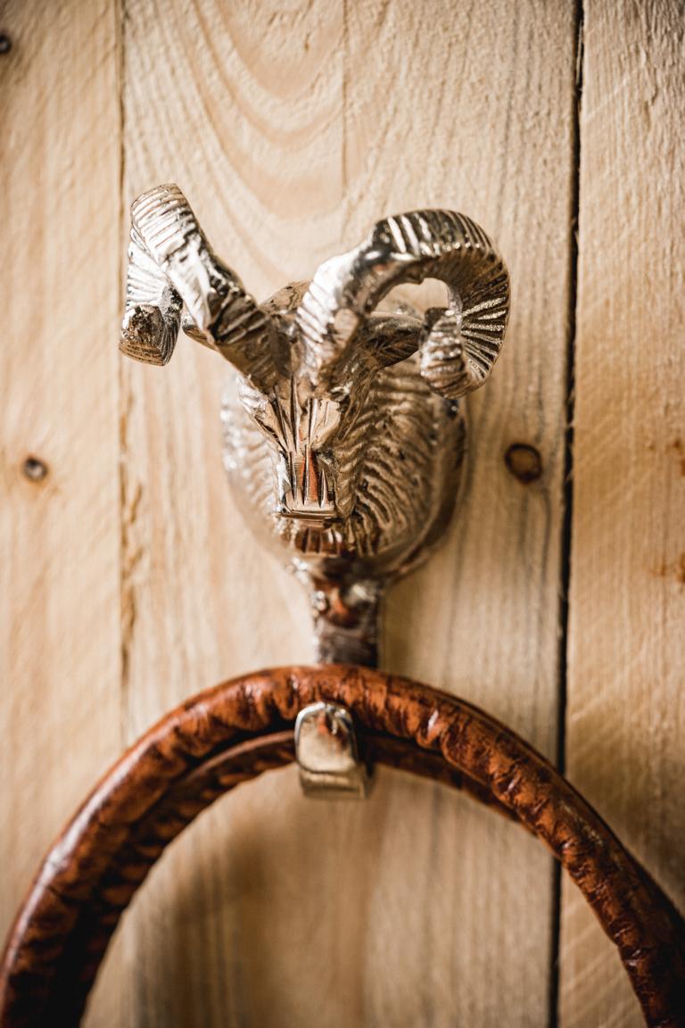 Haken / Wandhaken Widder aus Metall in der Farbe Silber