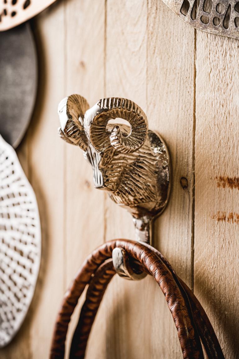 Haken / Wandhaken Widder aus Metall in der Farbe Silber