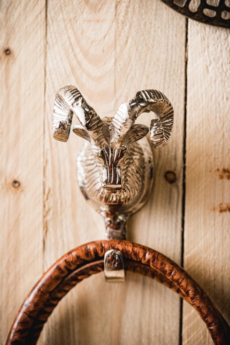 Haken / Wandhaken Widder aus Metall in der Farbe Silber