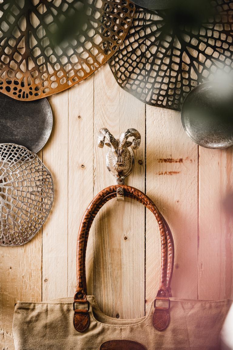 Haken / Wandhaken Widder aus Metall in der Farbe Silber