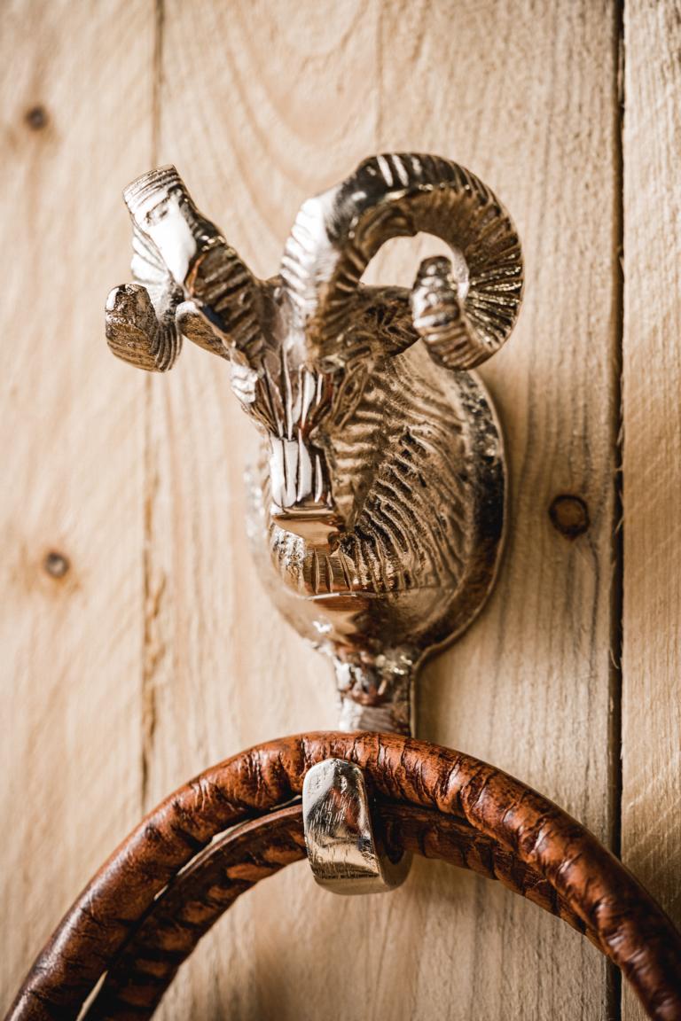 Haken / Wandhaken Widder aus Metall in der Farbe Silber